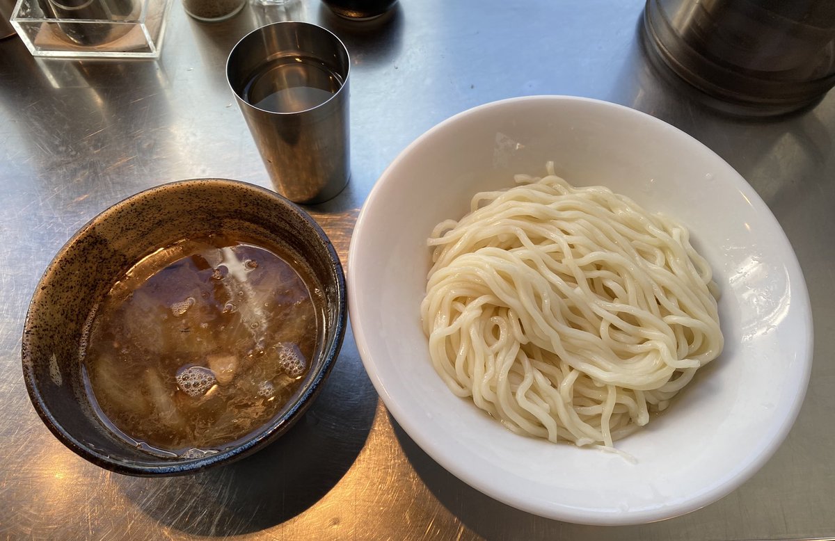 Yankeesramen's tweet photo. #さんじ@上野
【㊗️11周年記念特別営業】
日の丸さんじ ~Special ver~

11周年おめでとうございます‼️👏🏻🎊
今年もお招き頂きありがとうございます😌

鴨の旨み��甘みたっぷりなつけダレと開化楼さんの特別特注麺が最高の組合せ✨

そして柴ちゅうさんからの素敵なプレゼントに更にテンション爆アゲ👍 https://t.co/F9DBcE1jji