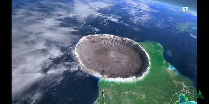 InformaCosmos's tweet photo. El gigantesco cráter Chicxulub, el sitio en México donde los científicos creen que comenzó el fin de los dinosaurio. 🤯

Este asombroso fenómeno es producto del impacto de un asteroide de grandes dimensiones hace unos 66 millones de años. https://t.co/jlS1bsWhO0