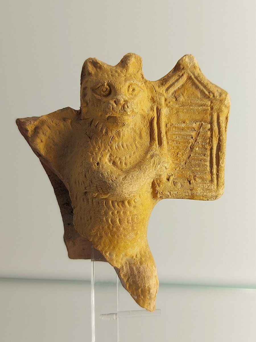 I just leave this charming little piece for #Caturday: a terracotta figurine of a #cat playing the harp.
From #Egypt, #Roman period, late 1st century AD.

On display at Museum August Kestner, Hannover.

Have a lovely #weekend!

#CatsOnTwitter #CatsOfTwitter #weekendvibes