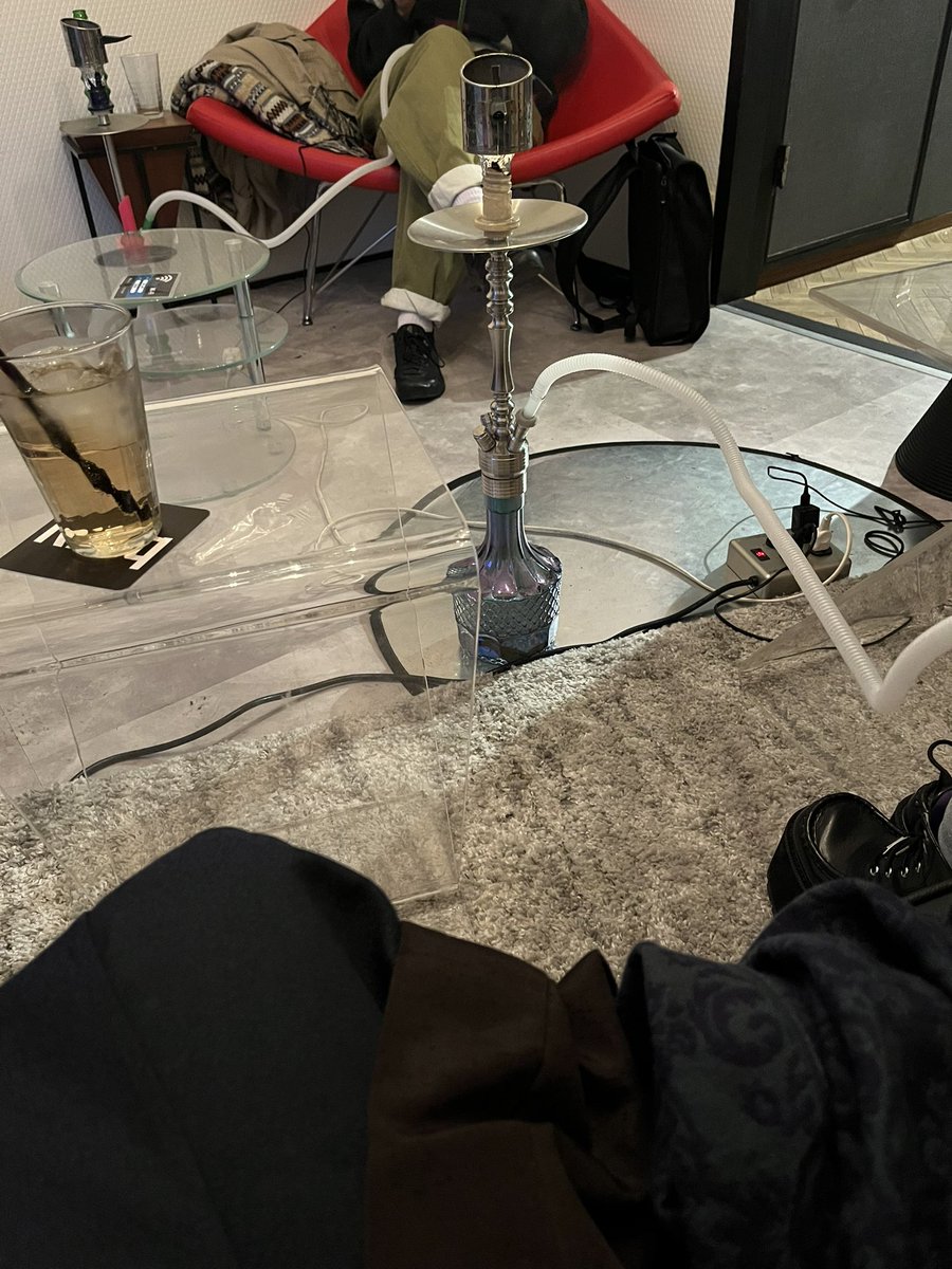 シーシャというものを初めて吸ってる 