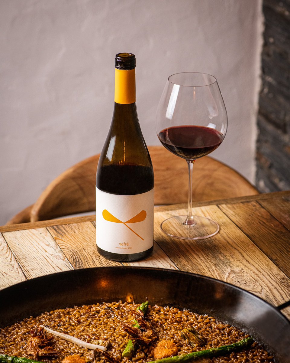 Safrà 2021 es uno de los seductores tintos de Celler del Roure. Mandó y arcos con crianza en tinajas subterráneas del siglo XVII. Deliciosas notas de frutos rojos, apuntes cítricos y perfume de violetas. Fluido y goloso. Perfecto con arroces. #vinodeldía bit.ly/3woQJqM