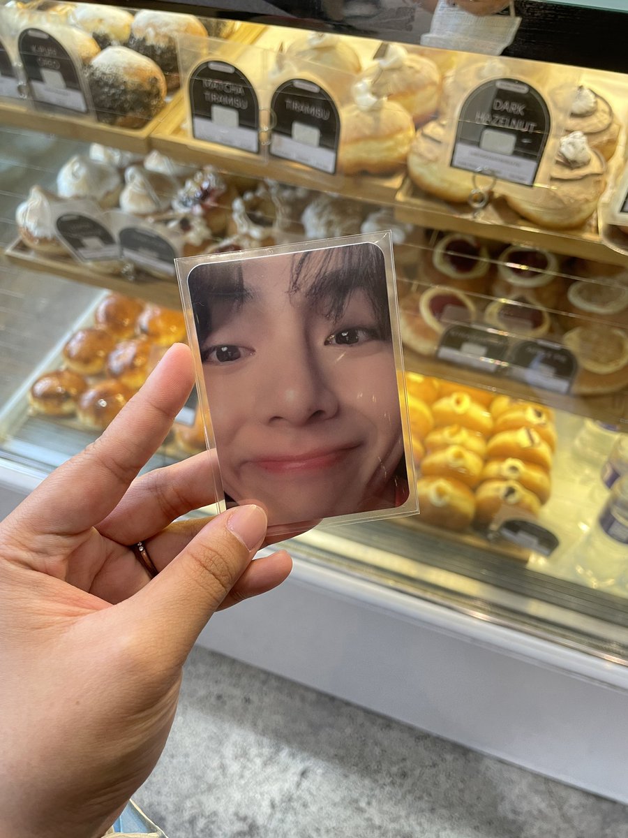 faerysoob's tweet photo. TAETAEBREAD IS FINALLY HOMEEEEE AAAAAAAAAAAA. After a year of silently yearning for him. 🥺 Thank you, ate @bebitaetae !! 🥺🫶🏼

Wanna say thank you rin to my bebe for buying it for me, thank you, laloveeee @0505avenue ! 🤍 https://t.co/En3MVc7Tlz