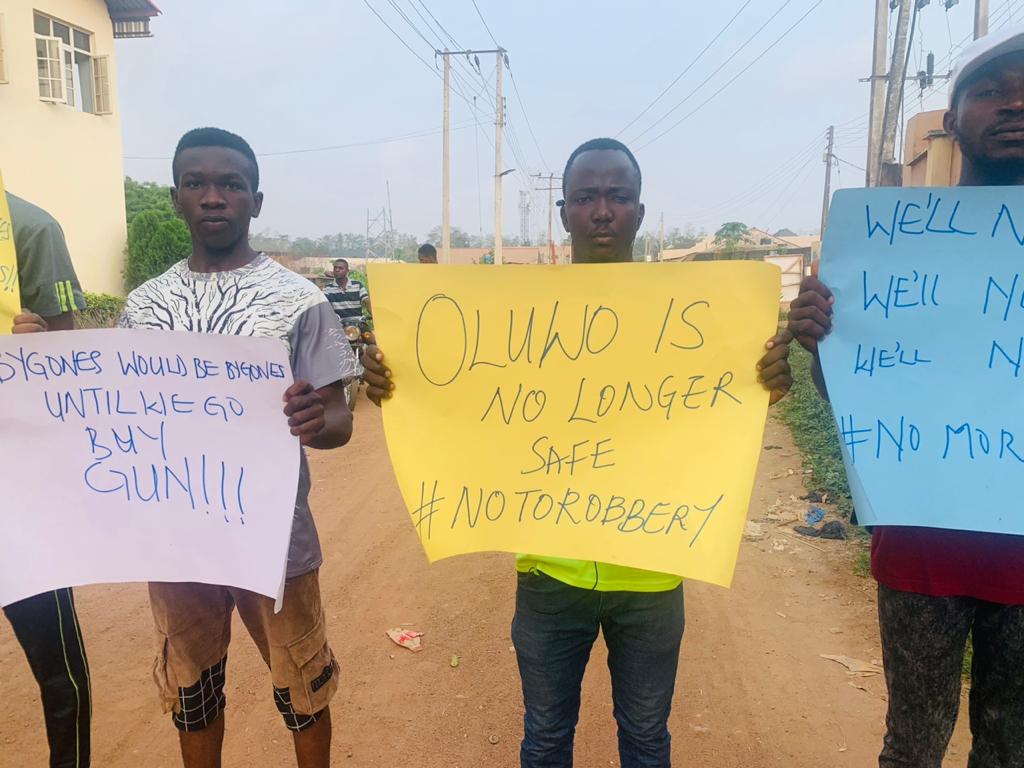 thestudentstv's tweet photo. Peaceful Protest happening in Oluwokeesi, FUNAAB.

#NO_TO_RAPE
#NO_TO_ROBBERY
#OLUWO_MUST_BE_SAFE https://t.co/dDA7o1nAZW