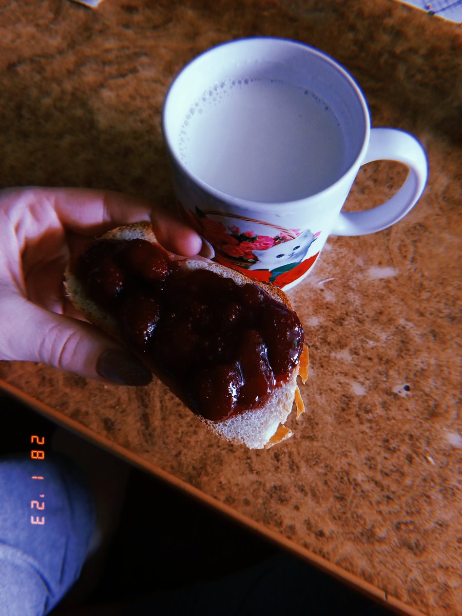 Я так мечтала о мамином клубничном варенье с батоном и молоком😋