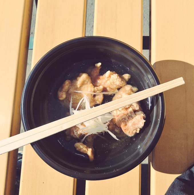 本日のご飯中津からあげ初めて食したんですけど美味しいですねカフェファラテはノンアルを注文したんですが、文字通りカフェラテっぽくてクリームも甘く飲みやすかったです 