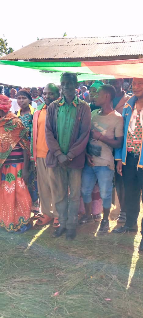 CnddFddButanyer's tweet photo. #Burundi 28/1/2023
Umutumba ni #Songore,umutumba ugira 2 kuva mugatondo kuyu wa6,niho umunyamwbanga wa @CnddFdd muntara ya #kayanza agez.Haba ku #Ruhinga,na #Songore,aguma yakira abanywnyi bashasha bava muri @BurundiCnl abangana 18 nibo ahjej kwakira.
@R_Ndikuriyo
@nancymutoni https://t.co/0AirqBI5fi
