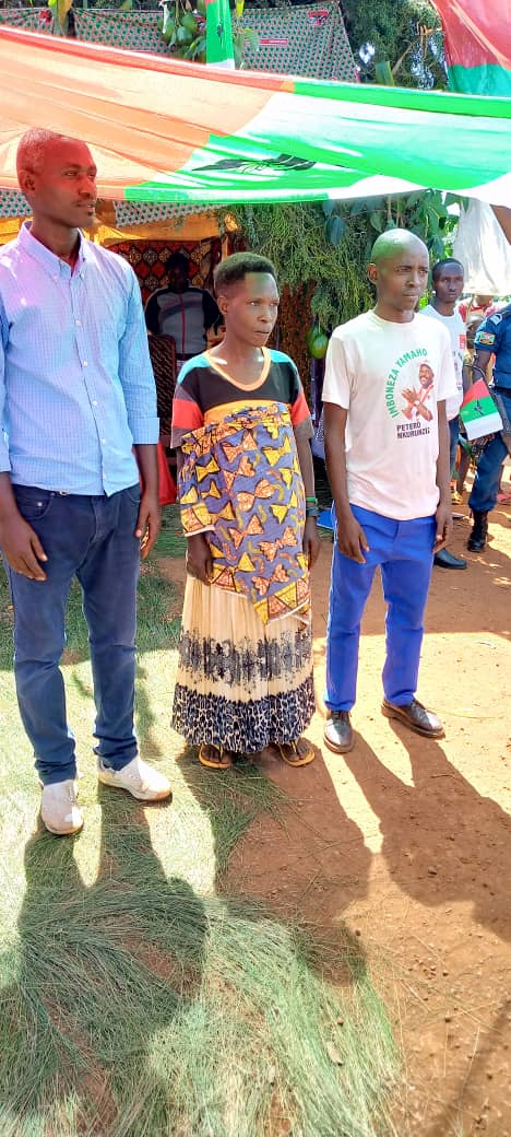 CnddFddButanyer's tweet photo. #Burundi 28/1/2023
Umutumba ni #Songore,umutumba ugira 2 kuva mugatondo kuyu wa6,niho umunyamwbanga wa @CnddFdd muntara ya #kayanza agez.Haba ku #Ruhinga,na #Songore,aguma yakira abanywnyi bashasha bava muri @BurundiCnl abangana 18 nibo ahjej kwakira.
@R_Ndikuriyo
@nancymutoni https://t.co/0AirqBI5fi