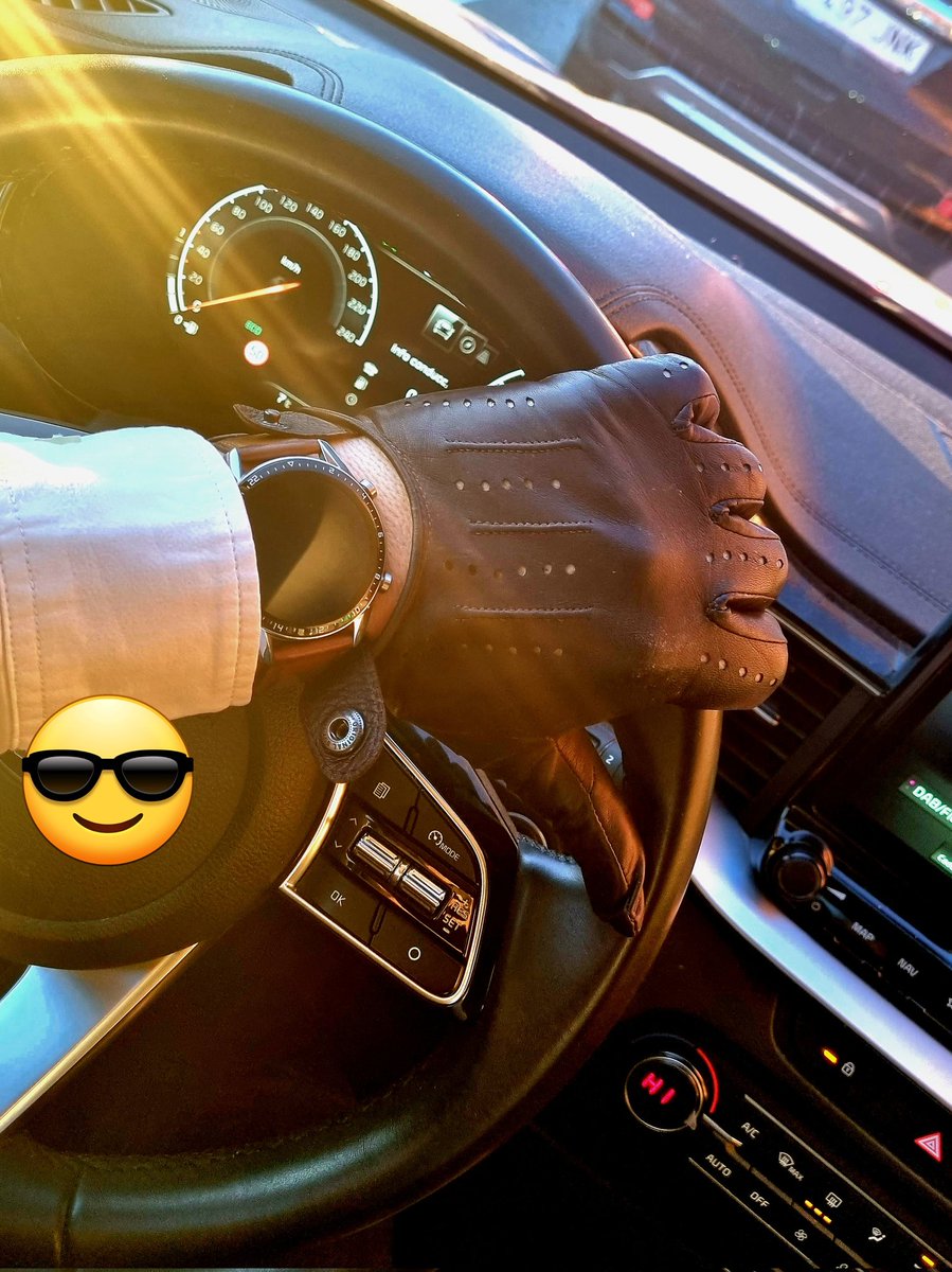 Hoy tocaba madrugar. Sois pocos los fetichistas de guantes pero muy fans, asi que hoy os la dedico para poneros bien perracos y que paseis por caja en mi paypal. 🤣😂. Dime en comentarios cual te gusta mas si 1, 2 o 3 y porque. DM Si quieres que te parta la cara con ellos.