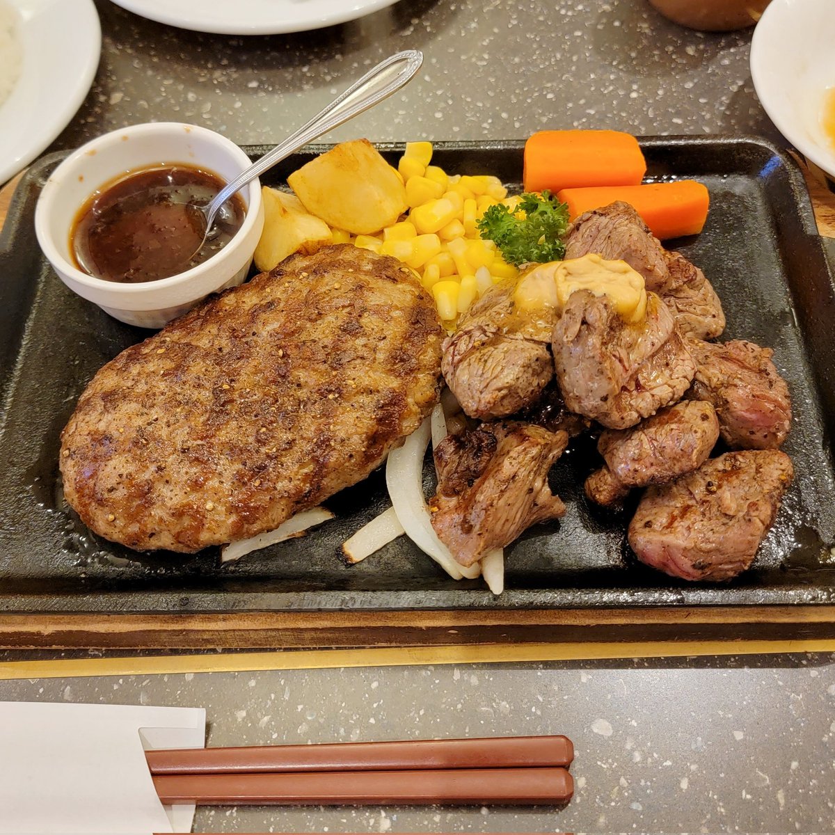 96dakus's tweet photo. ディナータイム #ディナー #18時 #たまに外食 https://t.co/FTYQ5ibXaZ