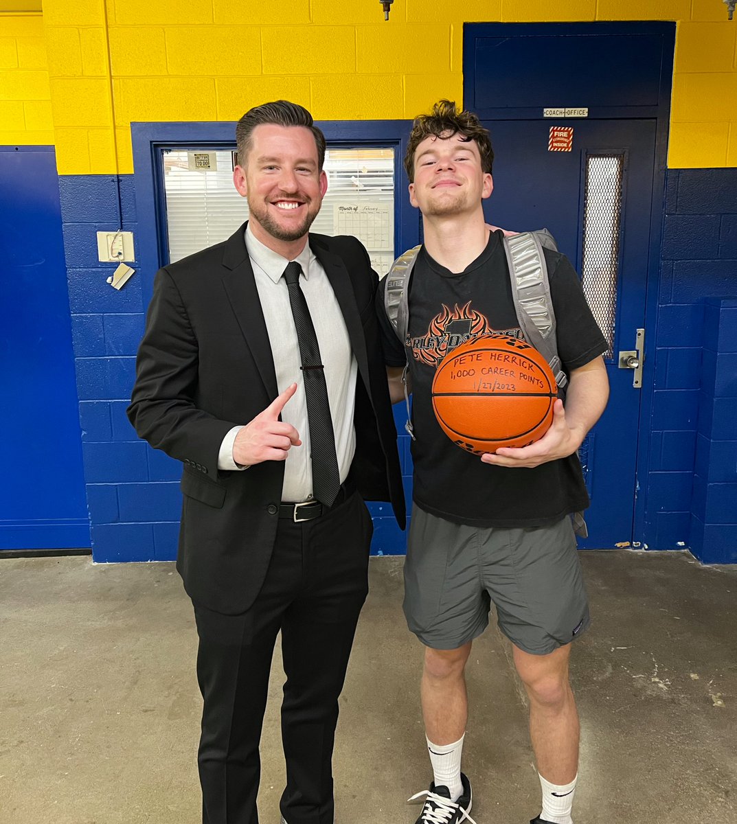 Big time shout out to our own <a href="/realPeteH/">Pete Herrick</a> for eclipsing the 1️⃣,0️⃣0️⃣0️⃣ career point mark tonight❕

Pete is a three year letterman and an all-region player that can absolutely shoot the lights out❕ Best days ahead for this young man❕ #RecruitTheBluff

#TOGETHER #CPH #SWARM