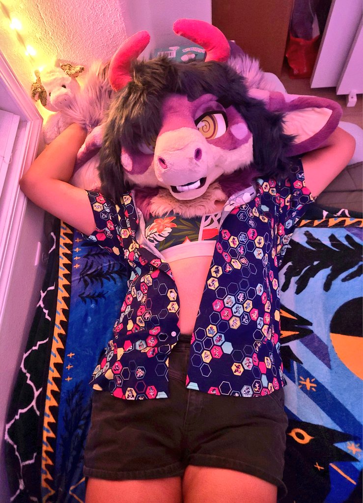 SnooziMoo's tweet photo. Happy friday yall! Hope everyone's ready for the weekend 💜
▪️Also HUGE thank you and shoutout to @FClassMerch for letting me be part of their dope af hawaiian shirt! Do check em out 💕 https://t.co/BjOUFtr4vU