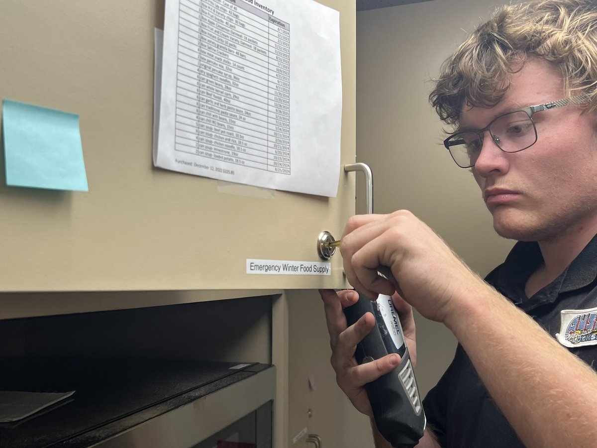 Austin_Locks's tweet image. Providing , drilling and installing new cam locks to commercial kitchen cabinets