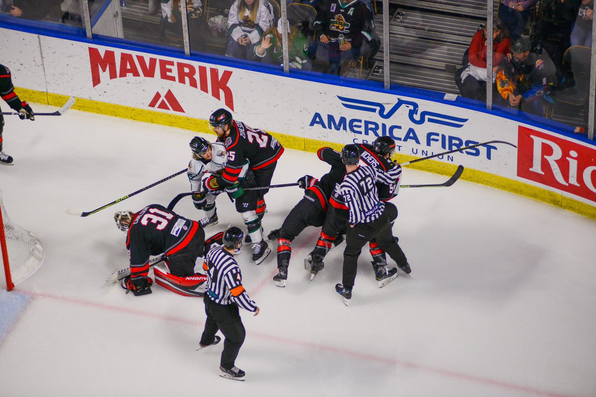 UtahGrizzlies's tweet photo. Friday night fights 🥊 https://t.co/iUqNCWp0gB