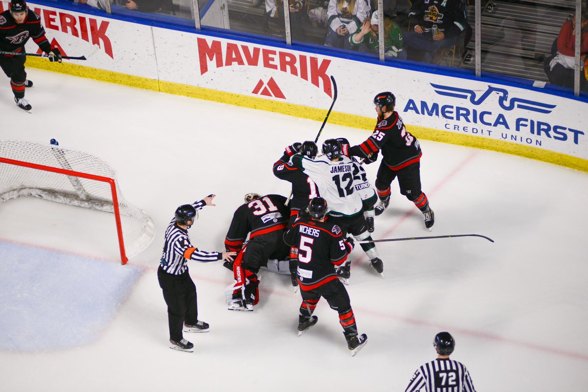 UtahGrizzlies's tweet photo. Friday night fights 🥊 https://t.co/iUqNCWp0gB