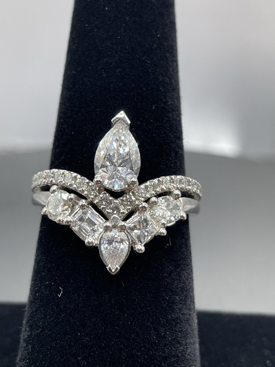 SalFromKays's tweet photo. 2022 Was An Amazing Year Going to Be Posting All off My Customs That I Made 
#Kayjewelers https://t.co/4QZZj8zWll