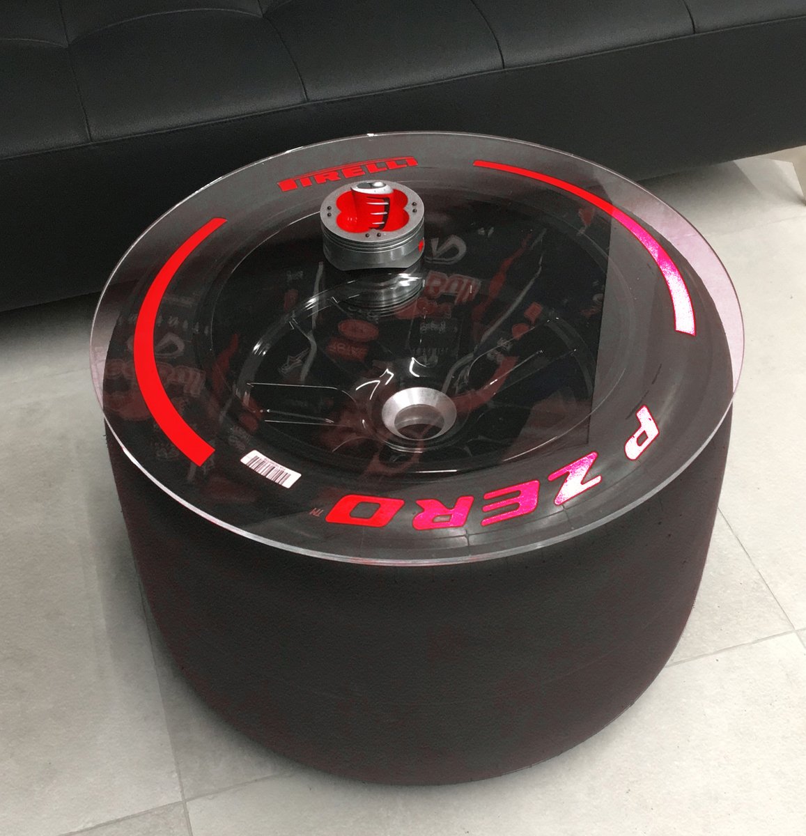 PIRELLI 1/1スケール 18インチホイール タイヤ テーブル レッド｜CLUB