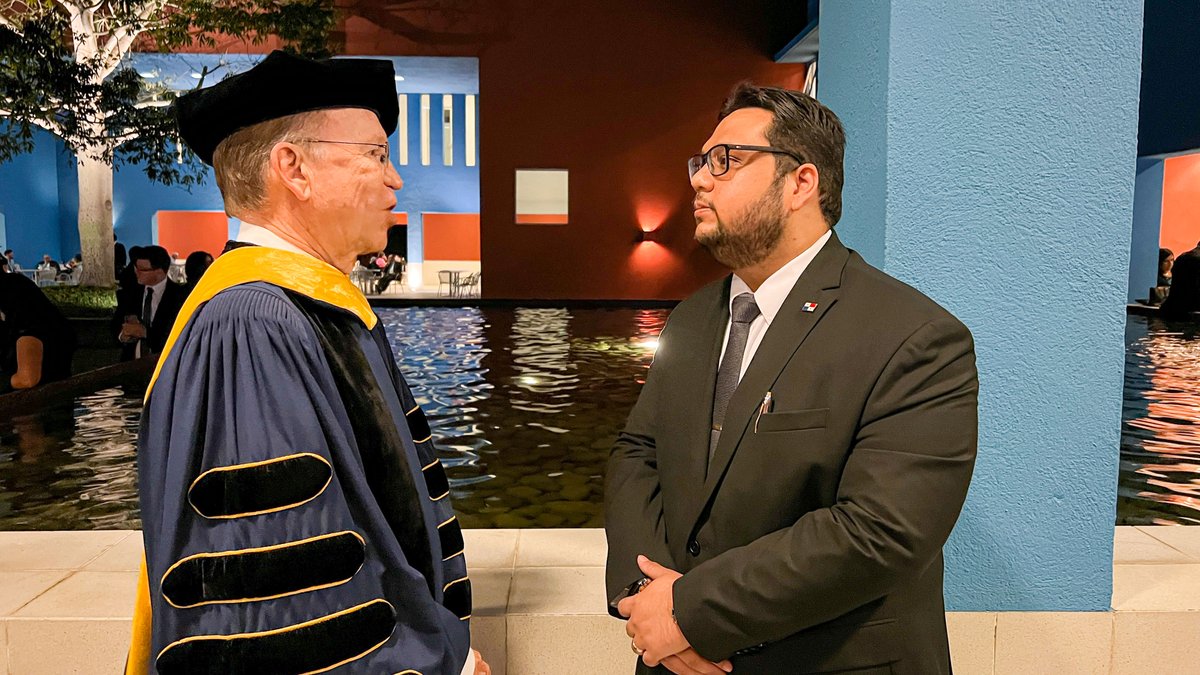 embpanamaeslv's tweet image. El Embajador también compartió unas palabras de agradecimiento con el Rector - Ing. Ricardo Poma por todo el apoyo que le brinda a nuestros connacionales becados y por el especial cariño que le tiene a Panamá. #UnidosLoHacemos🇵🇦🇸🇻