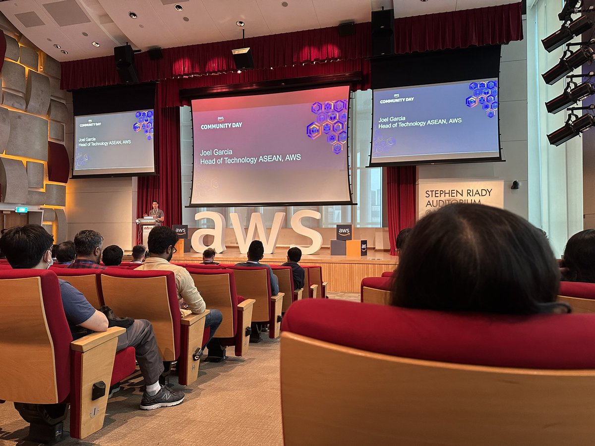 cnf271's tweet photo. AWS Community Day SG ! Happening Now. #AWS #AWSCommunityDay #SG https://t.co/l2JkG16Ie4