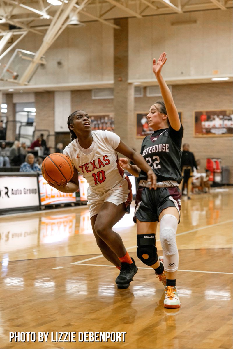 Point Guard Sereniti Collins attempts a layup at the varsity girls basketball game on Jan. 27, 2023 in the Tiger Center. The Tigers defeated the Wildcats with a score of 51-34. #txhigh
