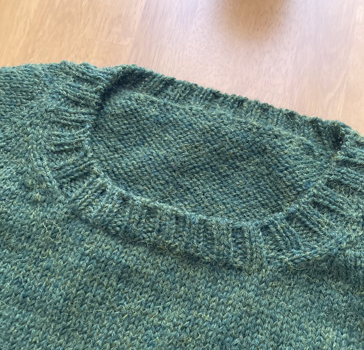 nao_knitting_'s tweet photo. 夫用に編んでいるセーターです。サイズを調整しながら編めるのがトップダウンの良いところ。
#編み物
#編み物好きさんと繋がりたい https://t.co/C6tbg16ofe