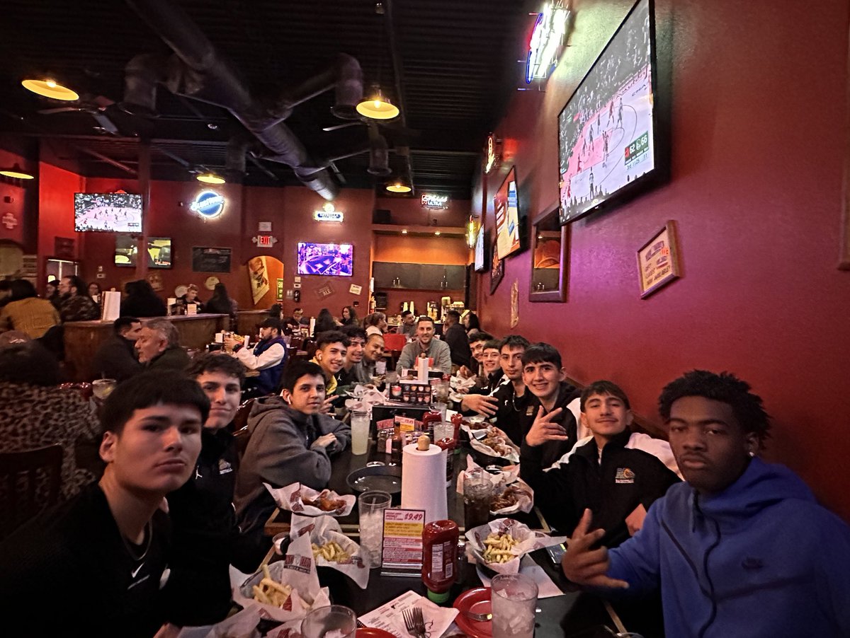 MontwoodHoops's tweet photo. Final

“Varsity”
Montwood - 58
Pebble Hills - 47

Anthony Martinez - 20pts
Gabe Gutierrez - 10pts
Sebastian Gutierrez - 10pts

#MontwoodHoops🏀 https://t.co/qSUxbKlMBc