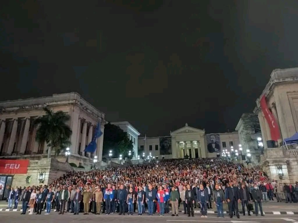 *Alguien: Todos los jóvenes cubanos se van por la frontera
Los jóvenes cubanos...😏🤫
¡qué rara se ve la frontera, asere!