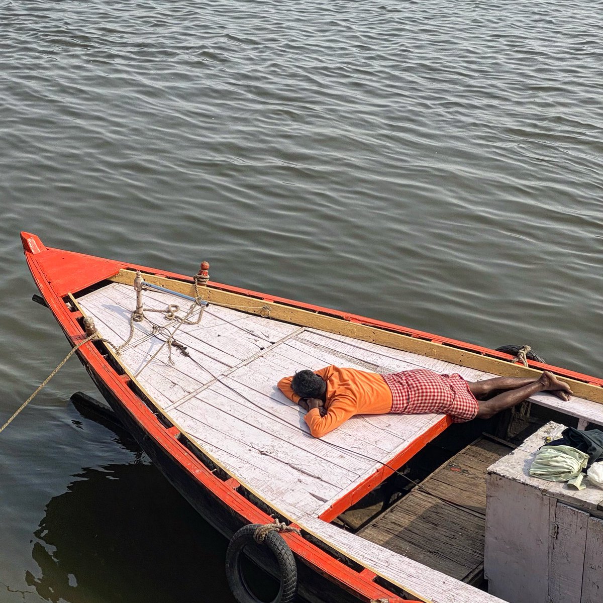 prabhatmehrotra's tweet photo. A man sleeps on a boat on the banks of river Ganges in the northern Indian city of Varanasi in Uttar Pradesh, India on Friday, January 27, 2023.  #Varanasi #UttarPradesh #India #Asia #Photojournalism #ShotoniPhone #ShotoniPhone11Pro #ReportageSpotlight https://t.co/vPUTweAOqj
