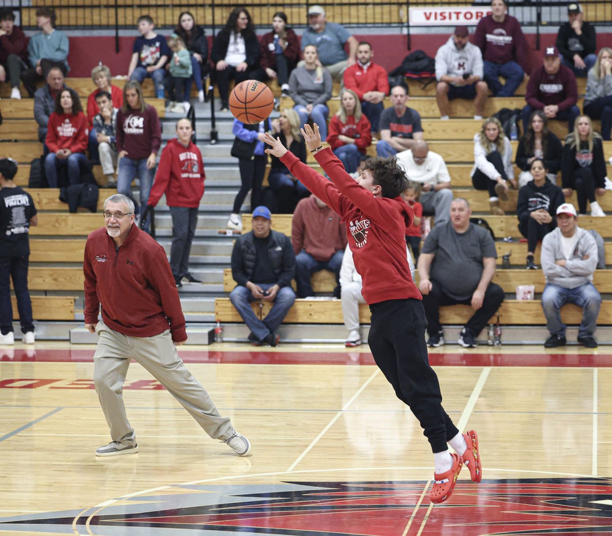 bbeachy2001's tweet photo. Mr. Cash Money (Levi Schlegel) nails the half court shot and walks off with $400.  Nice job! https://t.co/1kSQ8hoiuA