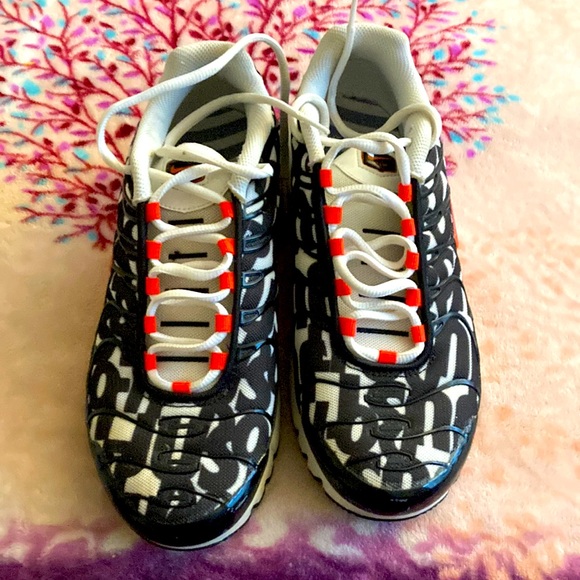 LauriesAnAngel's tweet photo. So good I had to share! Check out all the items I'm loving on @Poshmarkapp #poshmark #fashion #style #shopmycloset #nikezoomair #jordan #coach: https://t.co/TZtsiYZqkS https://t.co/AzgQa26WOi