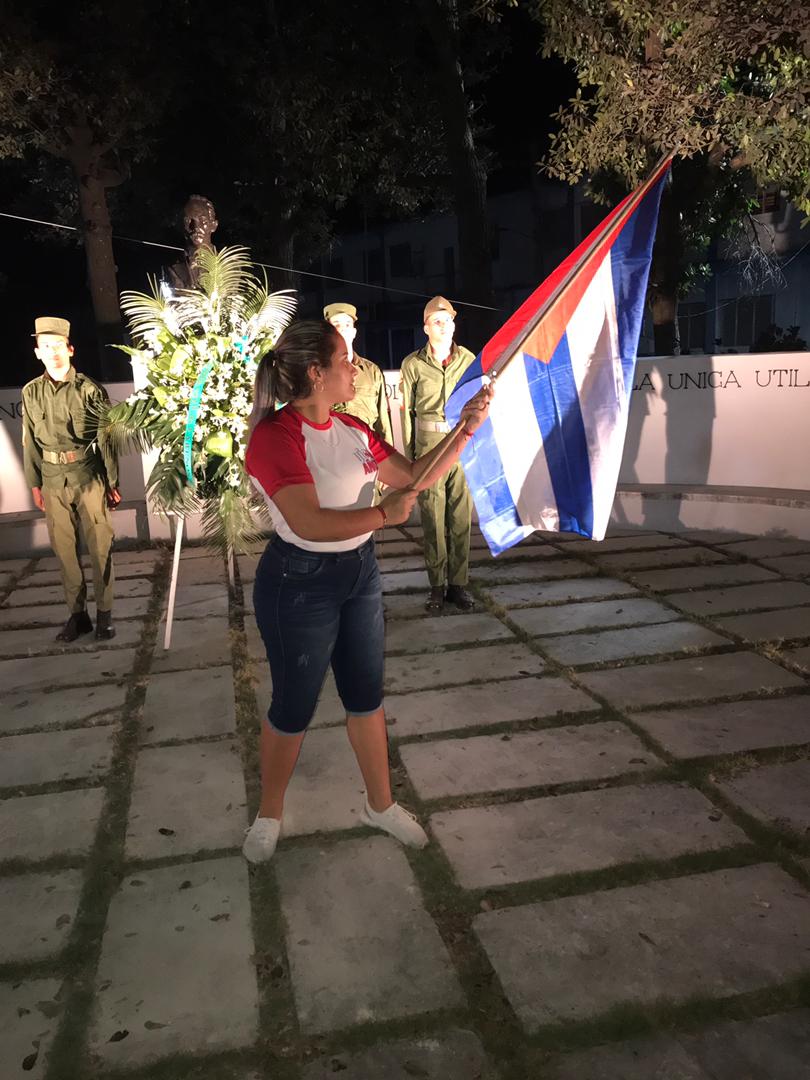 JuvenilClara's tweet photo. Marchamos respirando un aire diferente, uno que viene con olor a recuerdo. Recuerdo de aquel cuyo ideario se convirtió en pilar de una nación, en baluarte de nuestra cultura e identidad . A ti, maestro, dedicamos nuestros flameantes pasos.
#SuAntorchaMiFuerza 
#170Aniversario https://t.co/T0QluLEJ7C