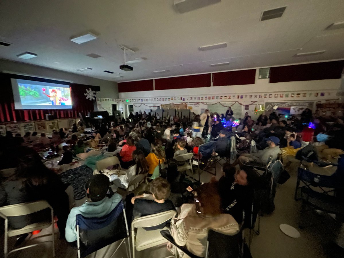 Our #HOLAFamily night to close a #HOLAwesome #Kindness week ending with a #Movienight was un súper éxito.
#growkindness #GreatKindnessChallenge #SomosHolbrook