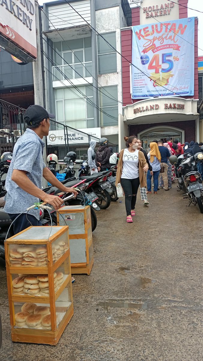 AzharKamilya's tweet photo. Ketika tukang roti keliling bersaing dengan Holland https://t.co/g4n49IuBlb