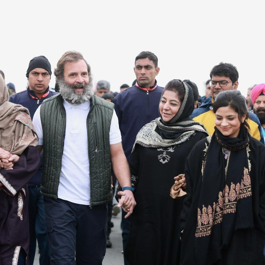 bharatjodo's tweet photo. हम बढ़ते जा रहे हैं,
देश जुड़ता जा रहा है।

जम्मू कश्मीर की पूर्व मुख्यमंत्री महबूबा मुफ्ती जी ने आज भारत जोड़ो यात्रा में शामिल होकर जताया यात्रा के प्रति समर्थन। 

@MehboobaMufti 
#BharatJodoYatra https://t.co/qQxY5NV6B1
