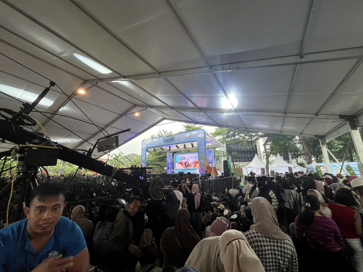 Baron080140's tweet photo. ไบร์ท ผู้สร้างปรากฏการณ์ คนไปหาน้องโครตของโครตเยอะ จนเต็มไม่สามารถเข้าไปในงานได้ ต้องยืนรอยืนดูด้านนอกอย่างเยอะ ที่สุดของที่สุดจริงๆ ภูมิใจกับไบร์ทมากจริงๆ😭
#IchitanDreamBright
#bbrightvc @bbrightvc https://t.co/Su52rswltU