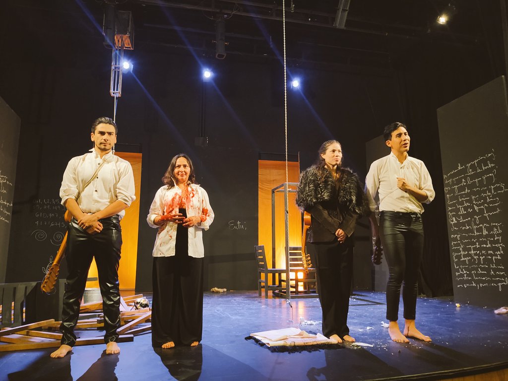 Esta noche <a href="/TeatroNomada/">Teatro Nómada</a> estrenó Juana Inés de <a href="/FerSakanassi/">Fernando Sakanassi</a> en el teatro Jaime Torres Bodet. Un gusto haber estado ahí. Habrá 5 funciones más.