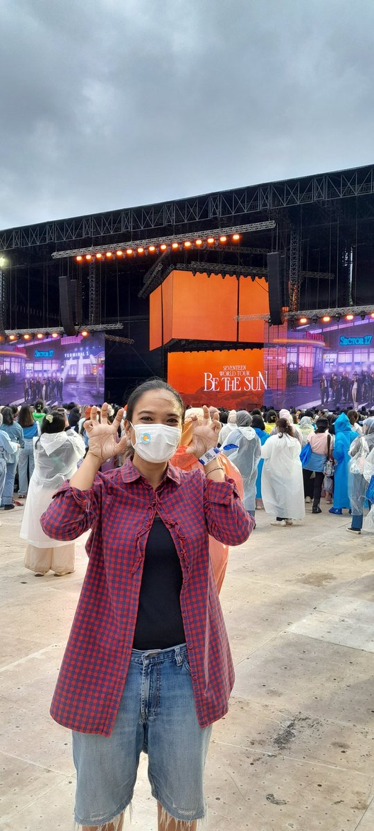 nandachwe285's tweet photo. Niat dari rumah cuma mau kumpulin freebies, eh malah nonton Sebong 🤣 #BeTSinJKT https://t.co/5HCm7V7gGD