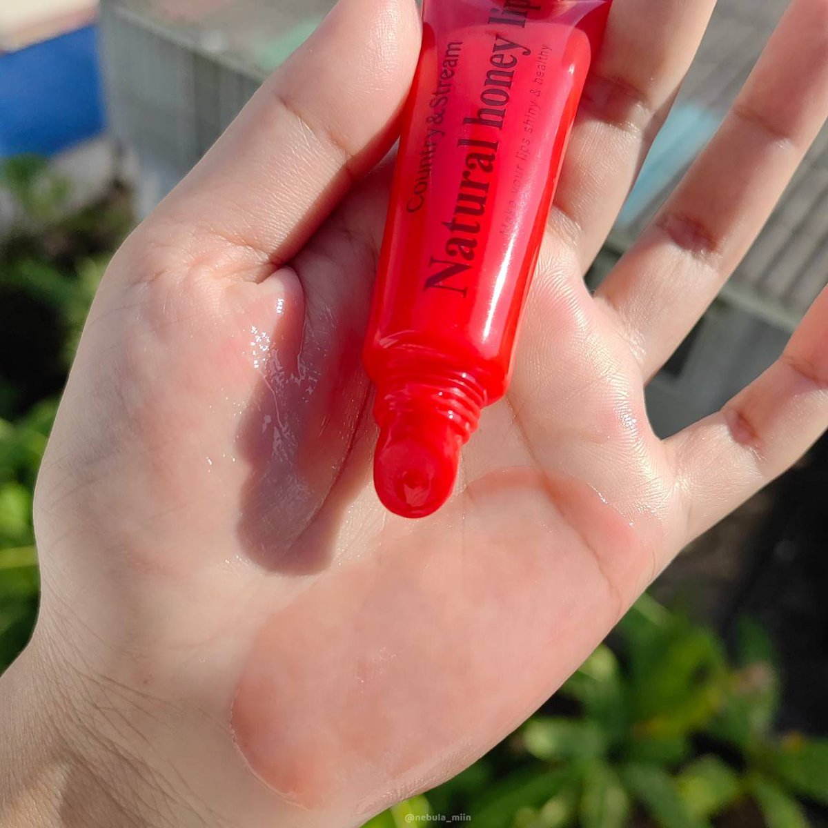 Nebula_miin's tweet photo. ปกติใช้ #Countryandstream หลอดสีเหลืองก็ชอบอยู่แล้ว อยากลองสีแดงบ้าง แล้วก็ถูกใจอีกละ ลิปเขาเข้มข้นมาก เนื้อเยลลี่บางเบา มีสีแดงระเรื่อให้ปากดูสุขภาพดี ทาทุกวันช่วยให้ปากคล้ำจางลงด้วย หรือจะบำรุงสลิปปิ้งมาร์ค ตื่นมารับรองปากนุ่มชุ่มชื่นมาก พิกัดEveandboy #ลิปเซรั่มน้ำผึ้งญี่ปุ่น https://t.co/lwWQVQjFkh