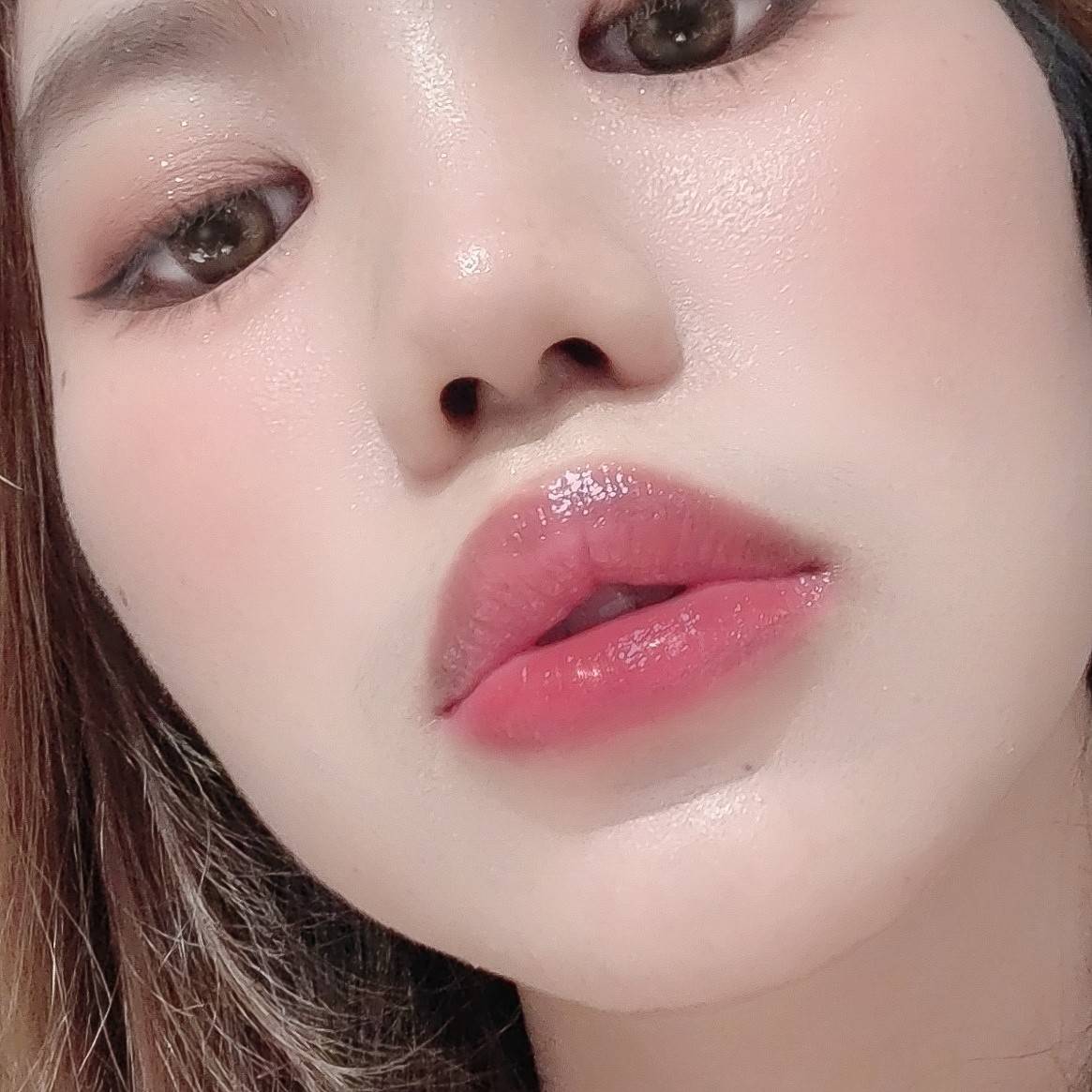 Nebula_miin's tweet photo. ปกติใช้ #Countryandstream หลอดสีเหลืองก็ชอบอยู่แล้ว อยากลองสีแดงบ้าง แล้วก็ถูกใจอีกละ ลิปเขาเข้มข้นมาก เนื้อเยลลี่บางเบา มีสีแดงระเรื่อให้ปากดูสุขภาพดี ทาทุกวันช่วยให้ปากคล้ำจางลงด้วย หรือจะบำรุงสลิปปิ้งมาร์ค ตื่นมารับรองปากนุ่มชุ่มชื่นมาก พิกัดEveandboy #ลิปเซรั่มน้ำผึ้งญี่ปุ่น https://t.co/lwWQVQjFkh