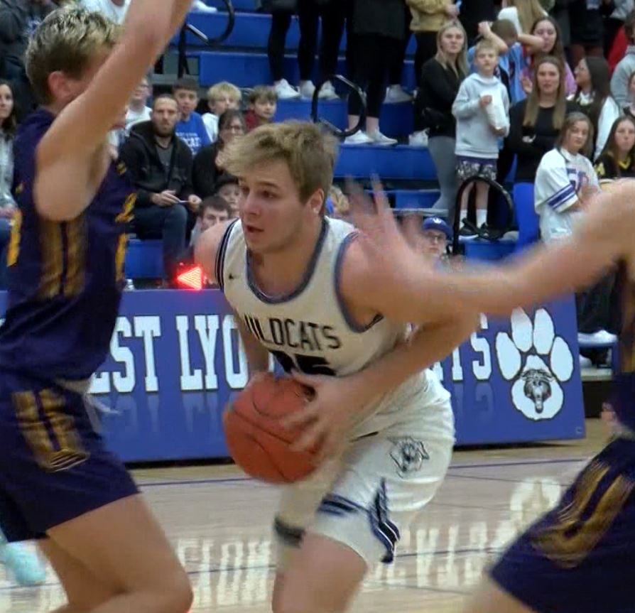 CATS SCRATCH THE LIONS!

<a href="/WL_BoysHoops/">West Lyon Boys Hoops</a> wasn't phased by Central Lyon's unbeaten status, starting out fast and finishing even stronger with <a href="/DarrenMeyer25/">Darren Meyer</a> sinking the game-winning FTs to complete a stunning 56-55 upset!

WATCH HERE🏀⏬
siouxlandproud.com/sports/sports-…