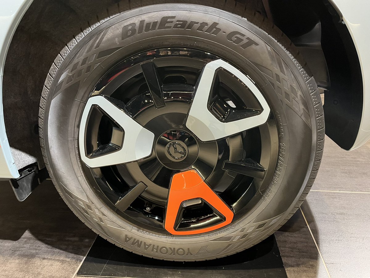 写真で見た時変と思ったこのMAZDA2

実車は、カッコ可愛い感じでした！

ちなみにこのオレンジは、ロードスター30周年記念車で使われてた色と同じだそうです！
#MAZDA2 
#マツダ2