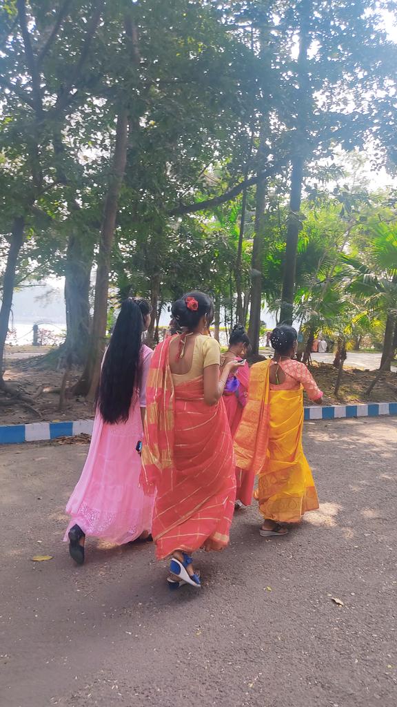 bhanilaessence's tweet photo. I absolutely adore Bengali Valentine's yooth feshun watching https://t.co/ArSqYMIlFu