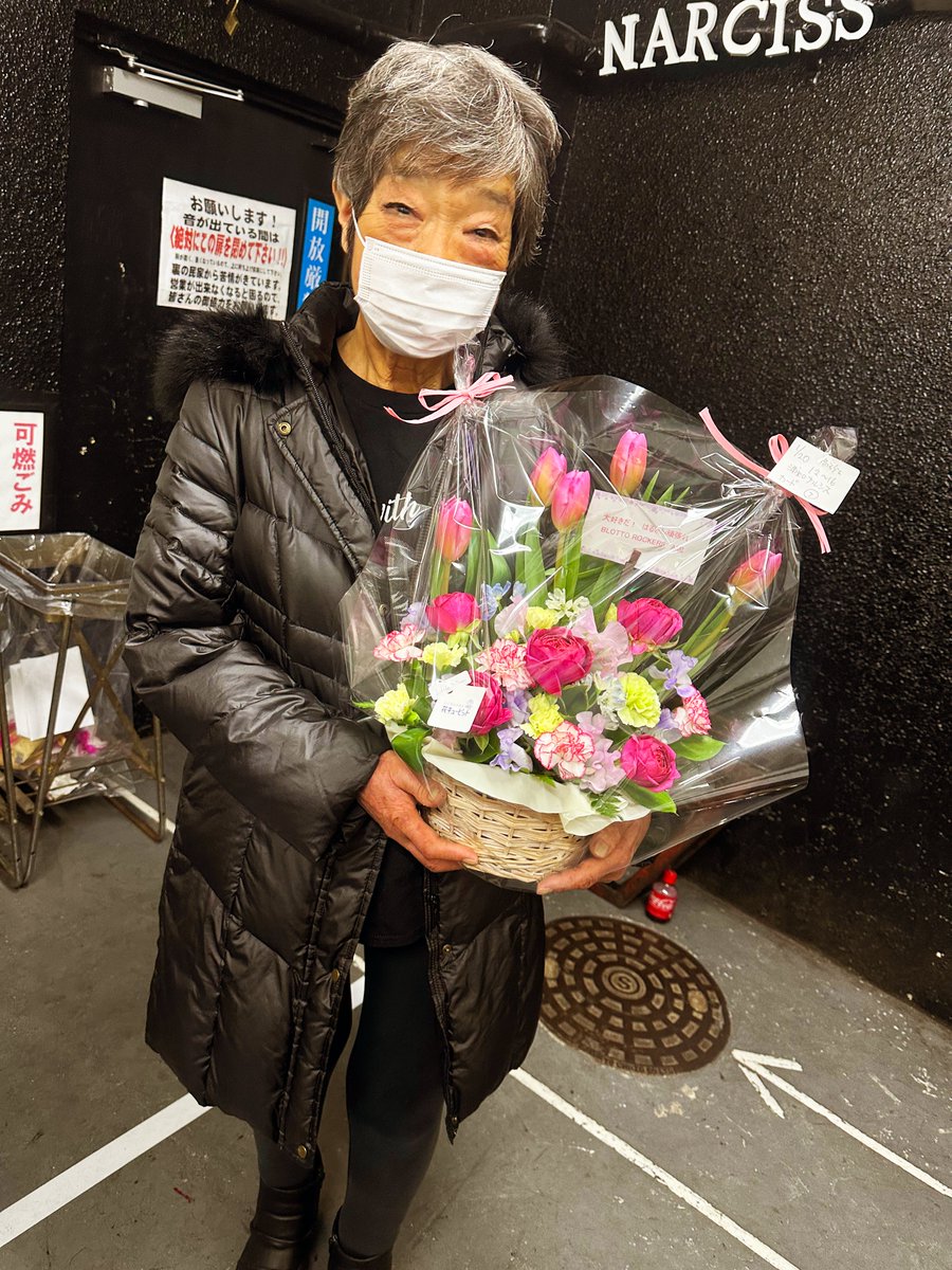 oharuevent's tweet photo. ↓最後におはるさんから感謝の言葉です。

BLOTTO ROCKERS AMIさん
CROW MUSIC TATSUYAさん
頂いたお花と一緒に

お疲れ様でした。幸福な３日間ありがとうございました。みんなの愛で心が満タンに成りました。みんなも楽しそうにライヴしてくれました。（続きます） https://t.co/OQZRToXlBF
