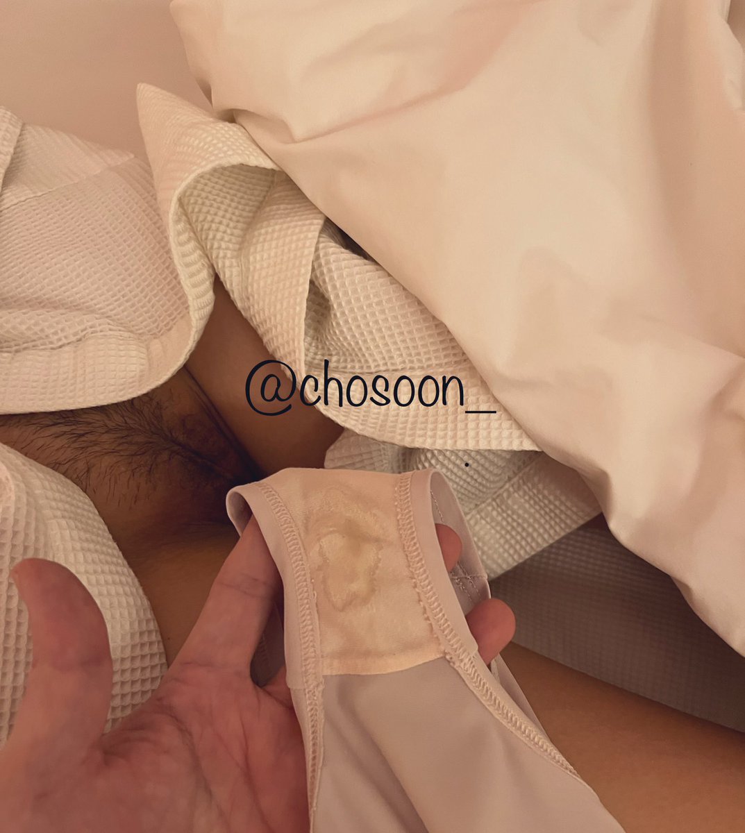 팬티에 뭘 이렇게 묻히고 다니는지… 
#네토 #여친능욕 #속옷