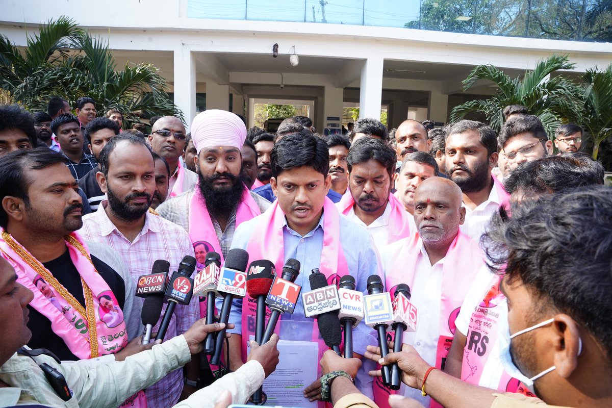 JAGANBRS's tweet photo. Filed a complaint at KUKATPALLY PS against 18 FB pages &amp; 24 Twitter handles belonging to BJP &amp; Congress parties for posting tons of morphed videos &amp; images with derogatory content against Hon CM #KCR

We demanded for stringent action against culprits n block those accounts asap https://t.co/x2e1Bq1s3e