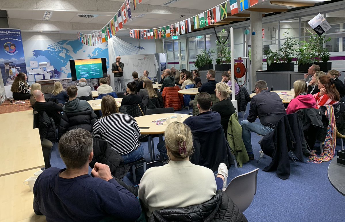 14 studenten van <a href="/FrieslandColl/">Friesland College</a> kwamen met ouders naar de infoavond over stages bij het  Creaproject in Tondano en Hari Depan Saya in Amurang. Reacties ouders: “Wat spreken jullie vol warmte vanuit je hart over deze stages. Ik zou zo wel mee willen.”
#wereldburger #SDGs #stages
