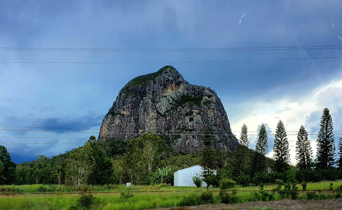 Summer storm brewing in Aus ⛈️
#StormHour #Summertime 
#Cloud #GlassHouseMountains
#MtTibrogargan