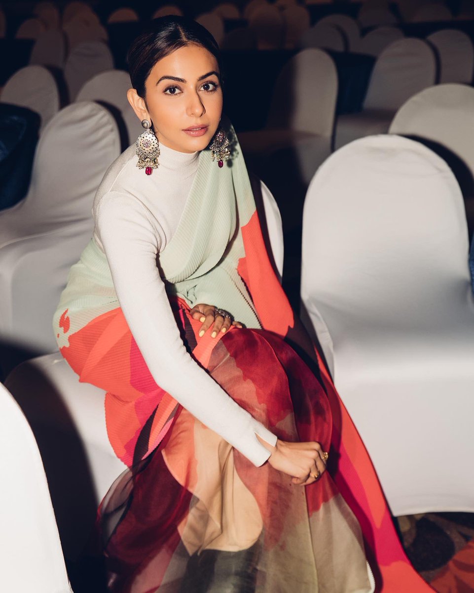 Rakulpreet's tweet photo. Strong women don’t have attitude , they have standards 💜 #weekendthoughts https://t.co/LmJiF5oFp9