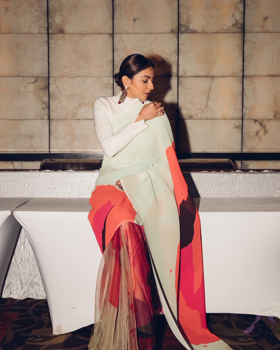 Rakulpreet's tweet photo. Strong women don’t have attitude , they have standards 💜 #weekendthoughts https://t.co/LmJiF5oFp9