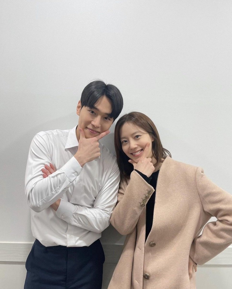 Chae_Woniee's tweet photo. The 8-year age gap is nonexistent between these two 🙈😫 They are so cute!

#MoonChaeWon #문채원 #KangYouseok #KangYooseok #강유석
#Payback #법쩐 https://t.co/I63SVf2znI