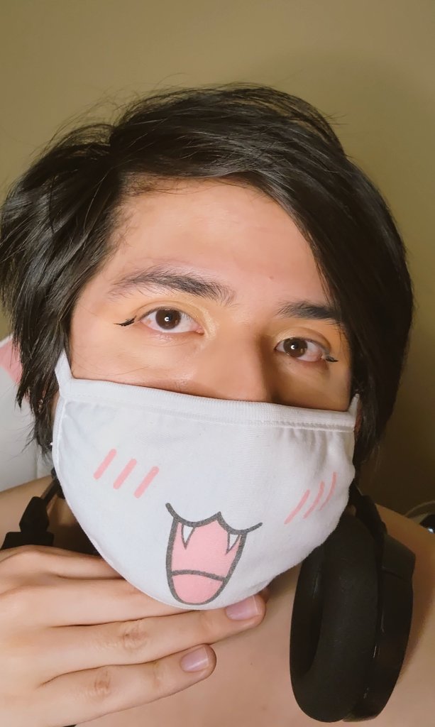 So my first attempt at eyeliner....a fail but I'm trying ?????? https://t.co/qBVP7758Yn